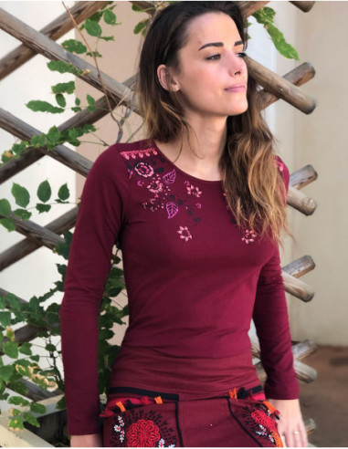 Tee shirt femme d'hiver uni bordeaux avec petites fleurs sur le haut