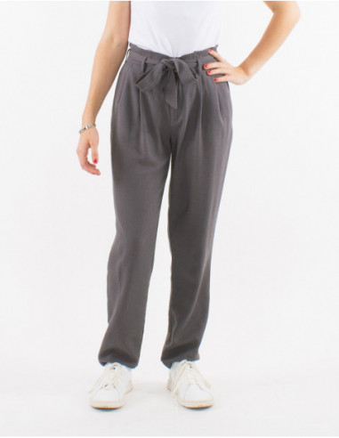 Women's green linen and viscose straight pants with two front pockets and tie belt